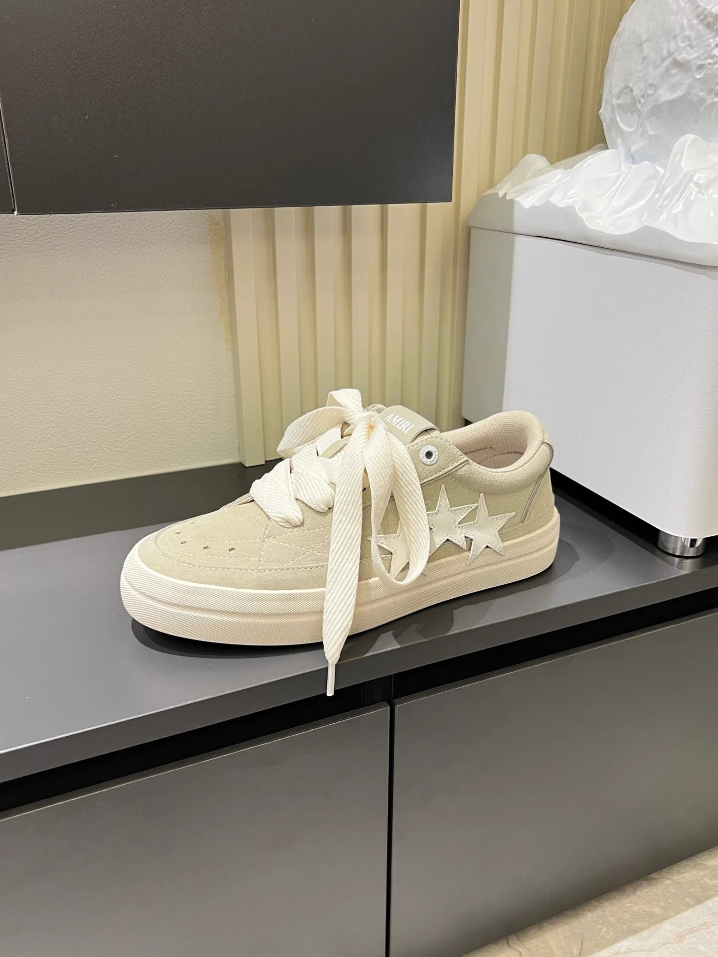 Men's shoes 💰p560 "AMIR*" new men's low-top casual sports sneakers bone shoes, another pair of irresistible bone shoes. Bone shoes are one of AMIRI's most popular items. Made of first-layer cowhide upper. The side bones are made of two cowhide laminations. It has a three-dimensional effect. The leather incisions are all oil-edged. Contrast color design. Simple style. Fashionable sports. Customized metal LOGO nameplate embellished with laces. Exclusive top-quality version. Supports contrast. Breathable mesh lining. The original rubber outsole is a must-have item for daily leisure. It is suitable for various occasions. If you pursue high quality, check it out. It is super cool on the feet and comes with a full set of original packaging! Size: 39-45!